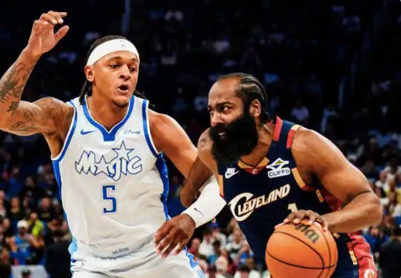 开云电竞大平台-裁判抢戏！魔术复仇骑士，哈登空砍30+8，米切尔24中9，贝恩立功