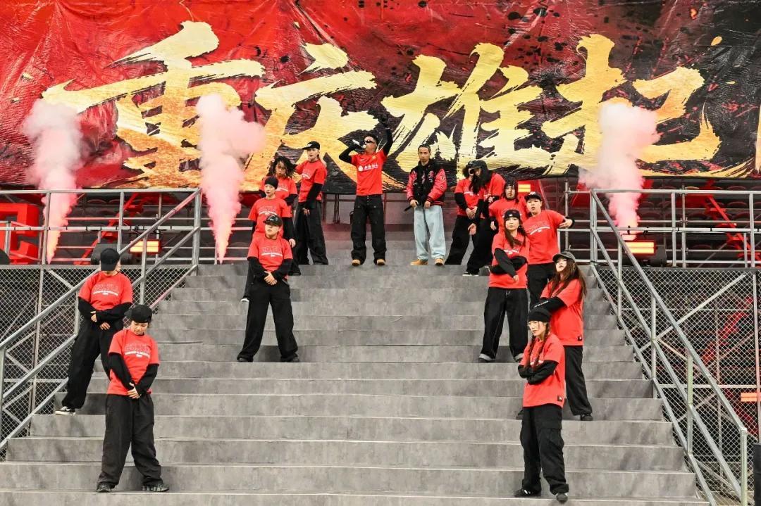 开云电竞大平台-球迷两极对峙！重庆铜梁龙“票价之争”：中超俱乐部运营新思考